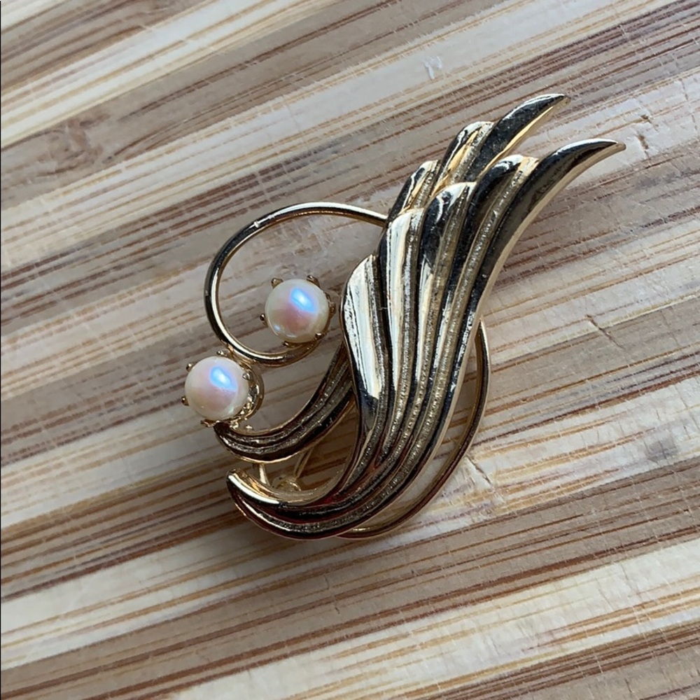 Vintage BROOKS Brooch Pin gold tone pearl
